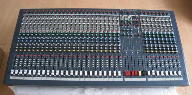 LX9-32 英國Soundcraft 4編組調(diào)音臺